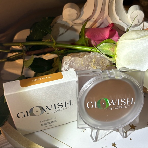 Glowish by Huda Beauty Luminous Pressed Powder - Picture 2 of 4